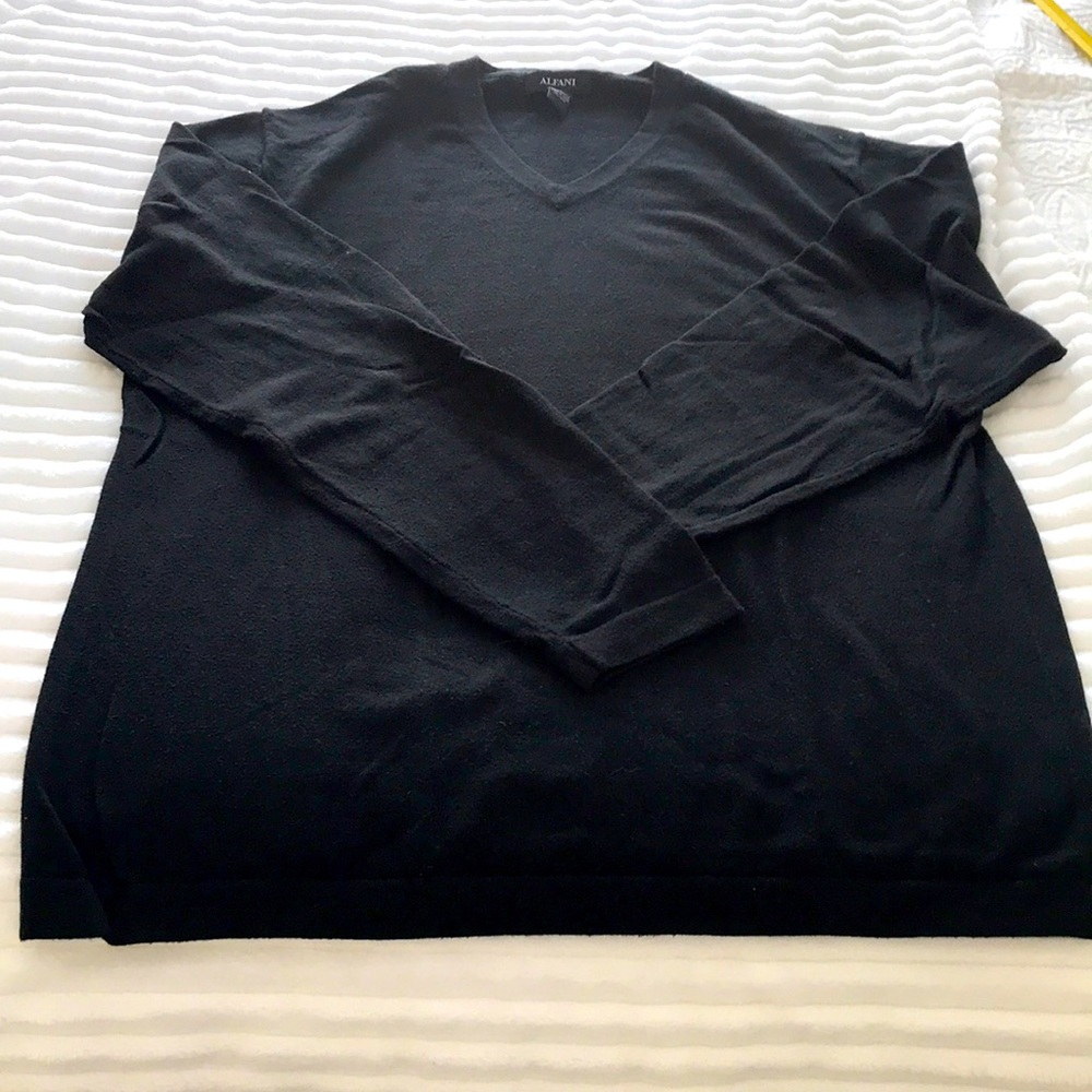 NWOT Mens Alfani V-Neck Black sweater. Sz Large
